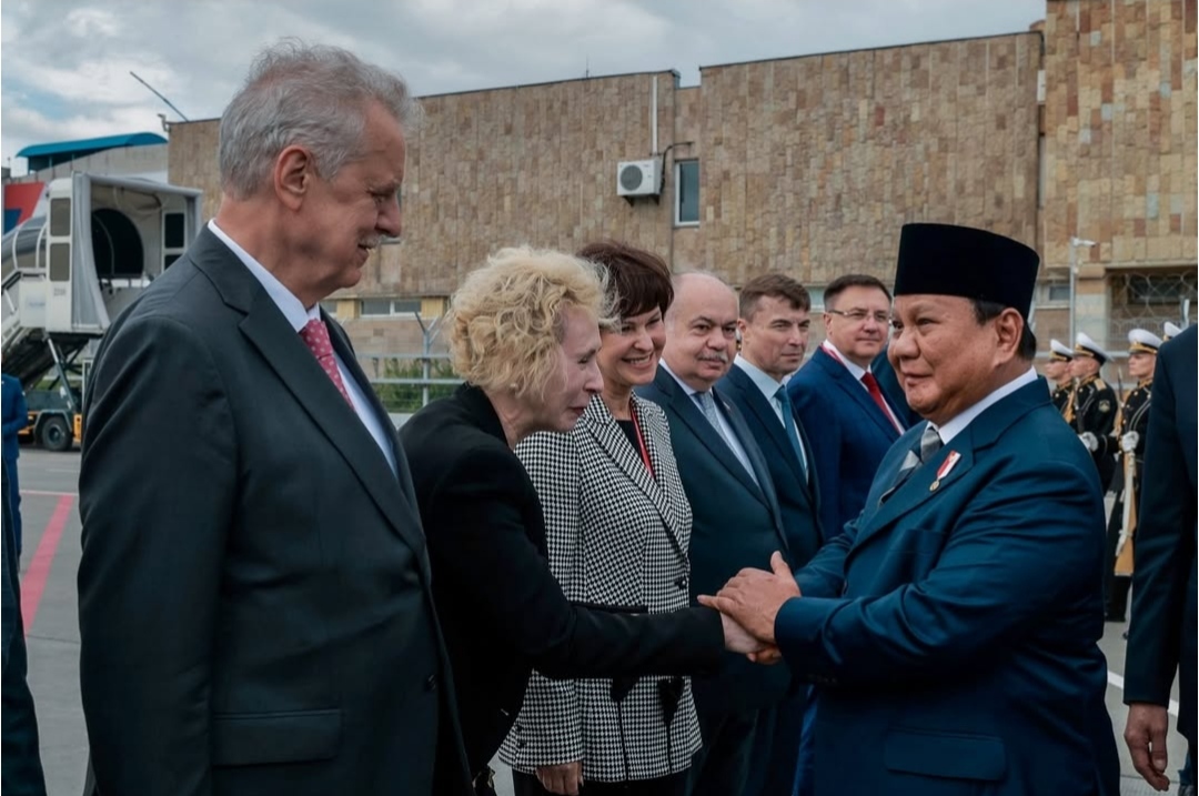 Presiden Prabowo Subianto disambut hangat oleh Wakil Perdana Menteri Federasi Rusia Denin Manturov di Bandar Udara Internasional Pulkovo, St Petersburg, Rusia (Ashar/Foto:Tim-Media Presiden Prabowo/SinPo.id)