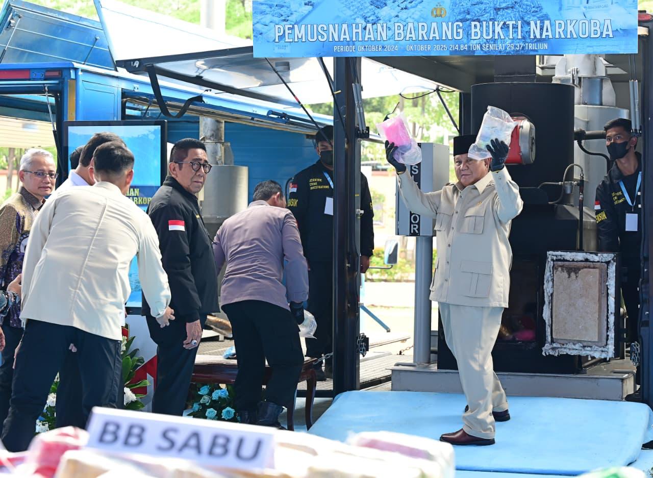 Presiden Prabowo Subianto hadiri pemusnahan barang bukti narkoba seberat 214,84 ton dalam periode satu tahun pemerintahan (Ashar/Foto: BiroSetpres/SinPo.id)
