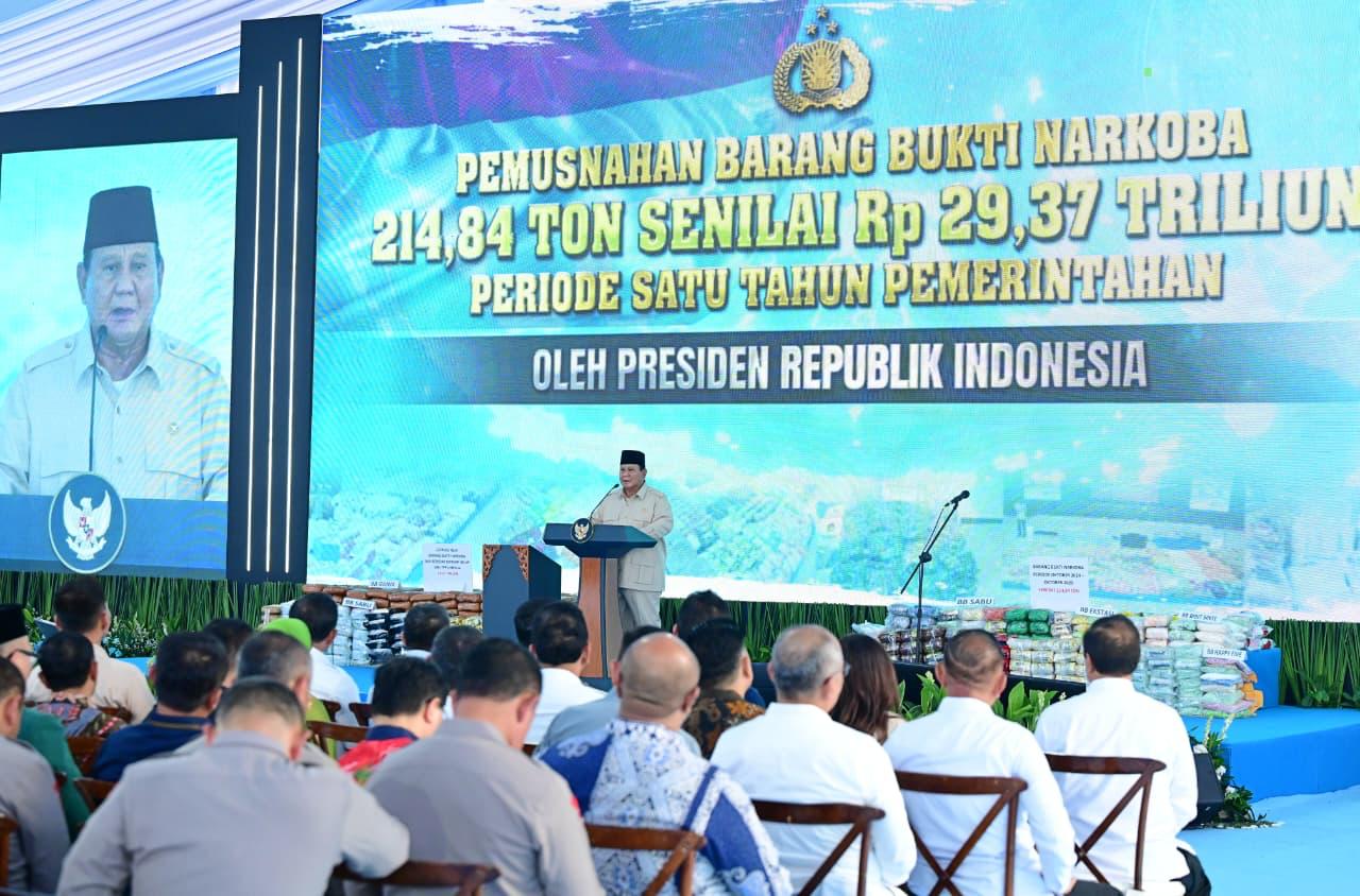 Presiden Prabowo Subianto hadiri pemusnahan barang bukti narkoba seberat 214,84 ton dalam periode satu tahun pemerintahan (Ashar/Foto: BiroSetpres/SinPo.id)