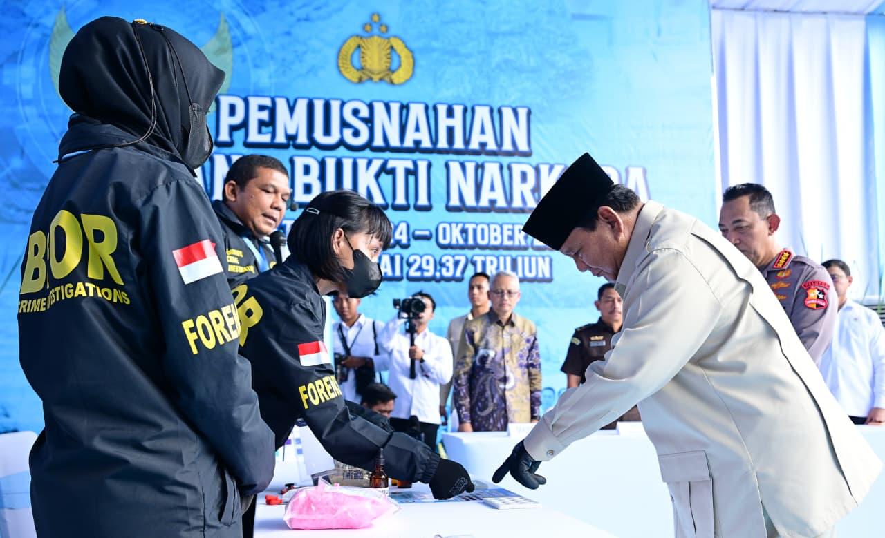 Presiden Prabowo Subianto hadiri pemusnahan barang bukti narkoba seberat 214,84 ton dalam periode satu tahun pemerintahan (Ashar/Foto: BiroSetpres/SinPo.id)