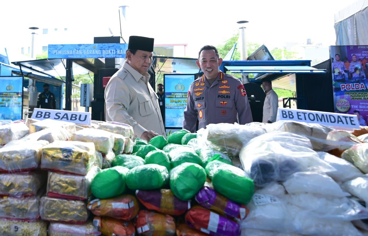 Presiden Prabowo Subianto hadiri pemusnahan barang bukti narkoba seberat 214,84 ton dalam periode satu tahun pemerintahan (Ashar/Foto: BiroSetpres/SinPo.id)