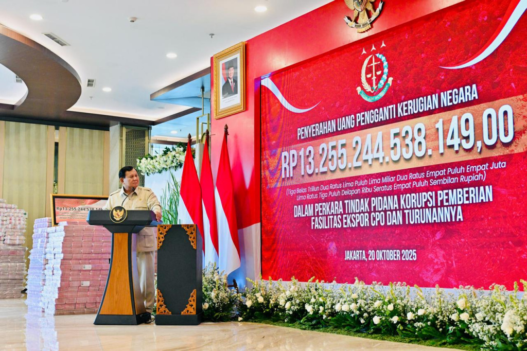 Presiden Prabowo Subianto menghadiri penyerahan uang hasil sitaan korupsi CPO di Kejagung Rp.13 triliun (Ashar/Foto: BiroSetpresLailyRachev/SinPo.id)