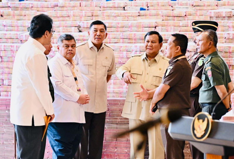 Presiden Prabowo Subianto menghadiri penyerahan uang hasil sitaan korupsi CPO di Kejagung Rp.13 triliun (Ashar/Foto: BiroSetpresLailyRachev/SinPo.id)