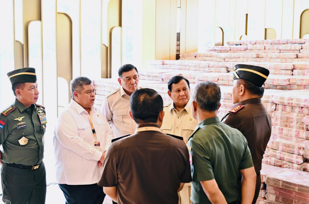 Presiden Prabowo Subianto menghadiri penyerahan uang hasil sitaan korupsi CPO di Kejagung Rp.13 triliun (Ashar/Foto: BiroSetpresLailyRachev/SinPo.id)