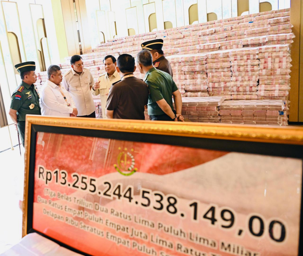 Presiden Prabowo Subianto menghadiri penyerahan uang hasil sitaan korupsi CPO di Kejagung Rp.13 triliun (Ashar/Foto: BiroSetpresLailyRachev/SinPo.id)