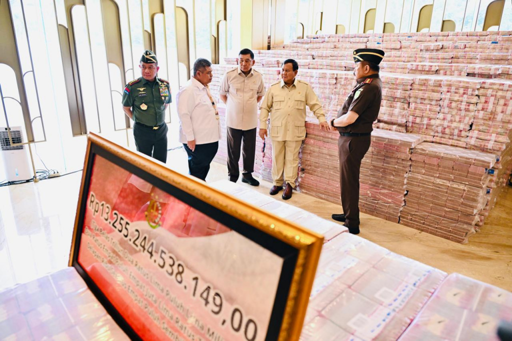 Presiden Prabowo Subianto menghadiri penyerahan uang hasil sitaan korupsi CPO di Kejagung Rp.13 triliun (Ashar/Foto: BiroSetpresLailyRachev/SinPo.id)