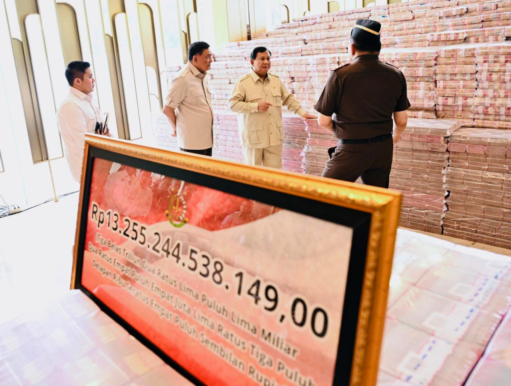 Presiden Prabowo Subianto menghadiri penyerahan uang hasil sitaan korupsi CPO di Kejagung Rp.13 triliun (Ashar/Foto: BiroSetpresLailyRachev/SinPo.id)