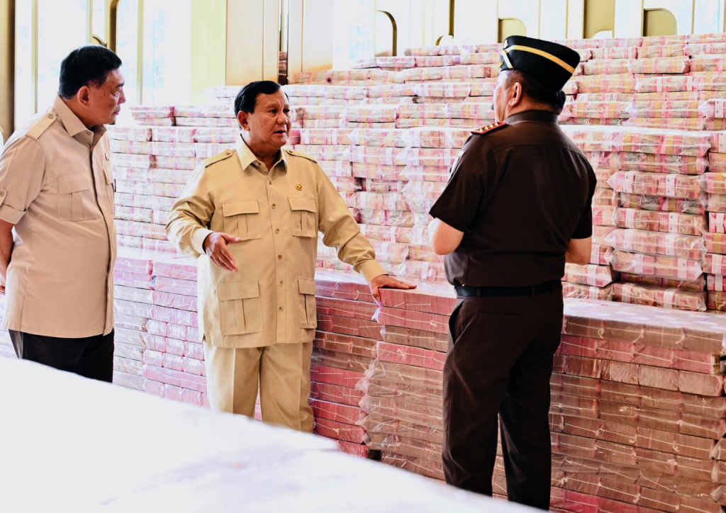 Presiden Prabowo Subianto menghadiri penyerahan uang hasil sitaan korupsi CPO di Kejagung Rp.13 triliun (Ashar/Foto: BiroSetpresLailyRachev/SinPo.id)