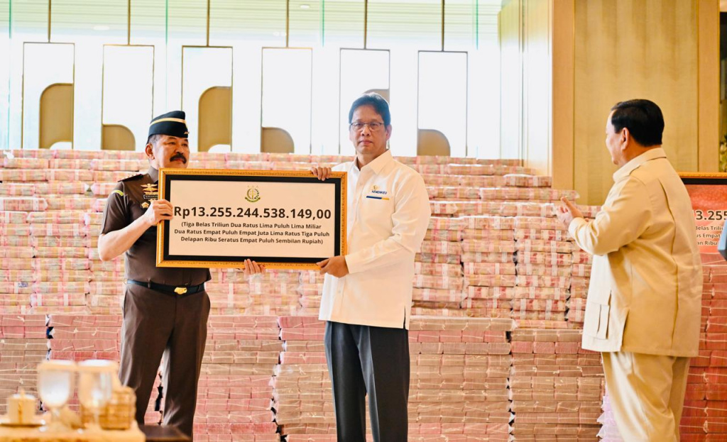 Presiden Prabowo Subianto menghadiri penyerahan uang hasil sitaan korupsi CPO di Kejagung Rp.13 triliun (Ashar/Foto: BiroSetpresLailyRachev/SinPo.id)