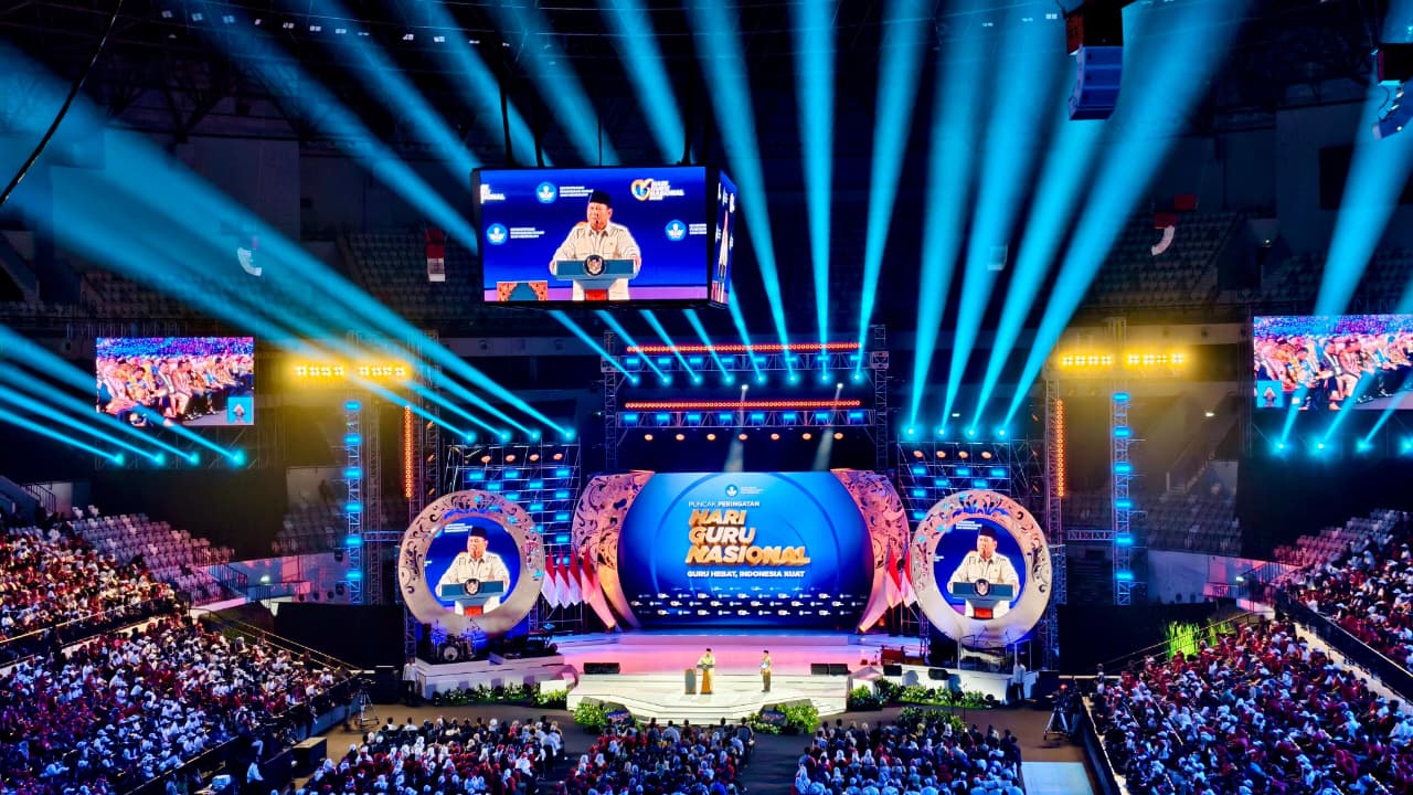 Presiden Prabowo Subianto menghadiri Puncak Peringatan Hari Guru Nasional di Arena Indonesia Senayan (Ashar/Foto: BiroSetpres/SinPo.id)