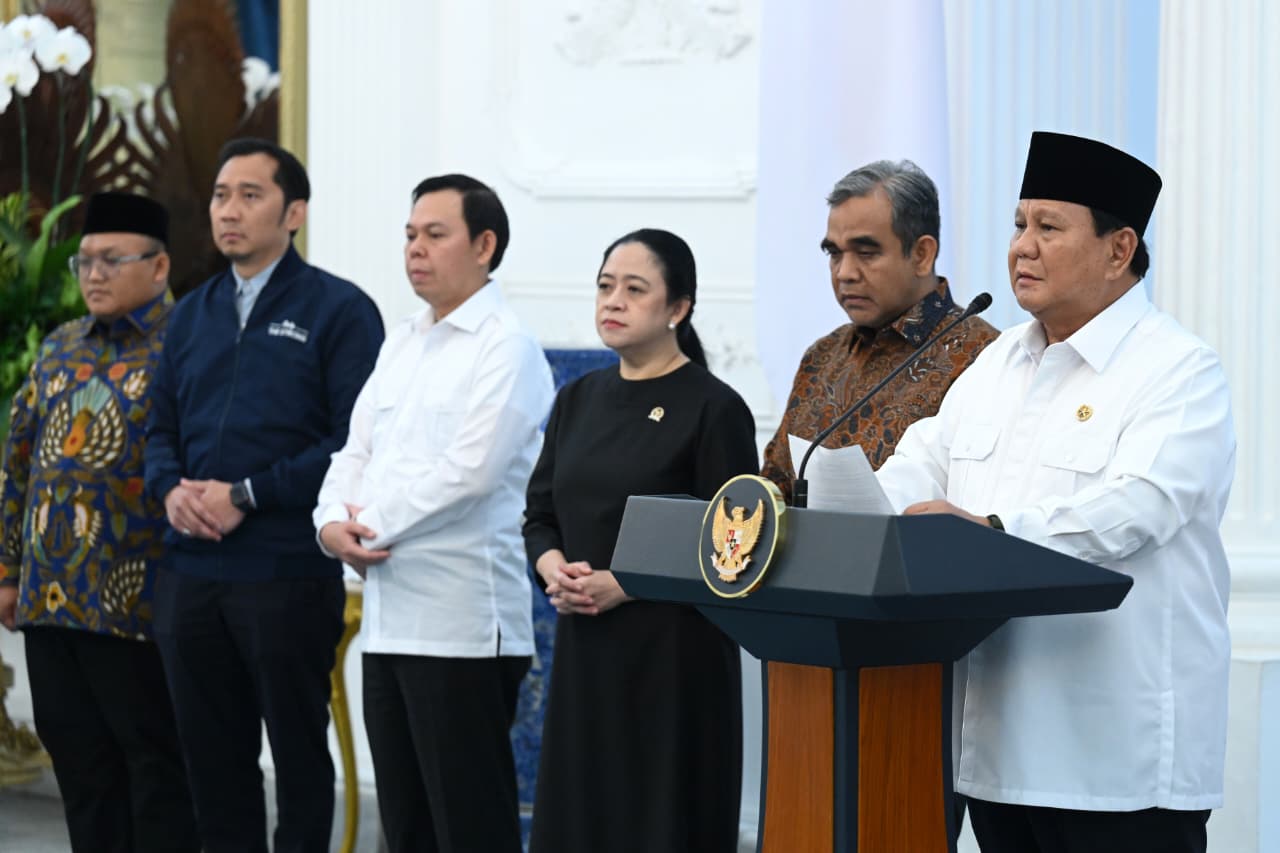 Presiden Prabowo Subianto menggelar konferensi pers didampingi oleh para Ketua Parpol di Istana Merdeka (Ashar/Foto: BiroSetpres/SinPo.id)