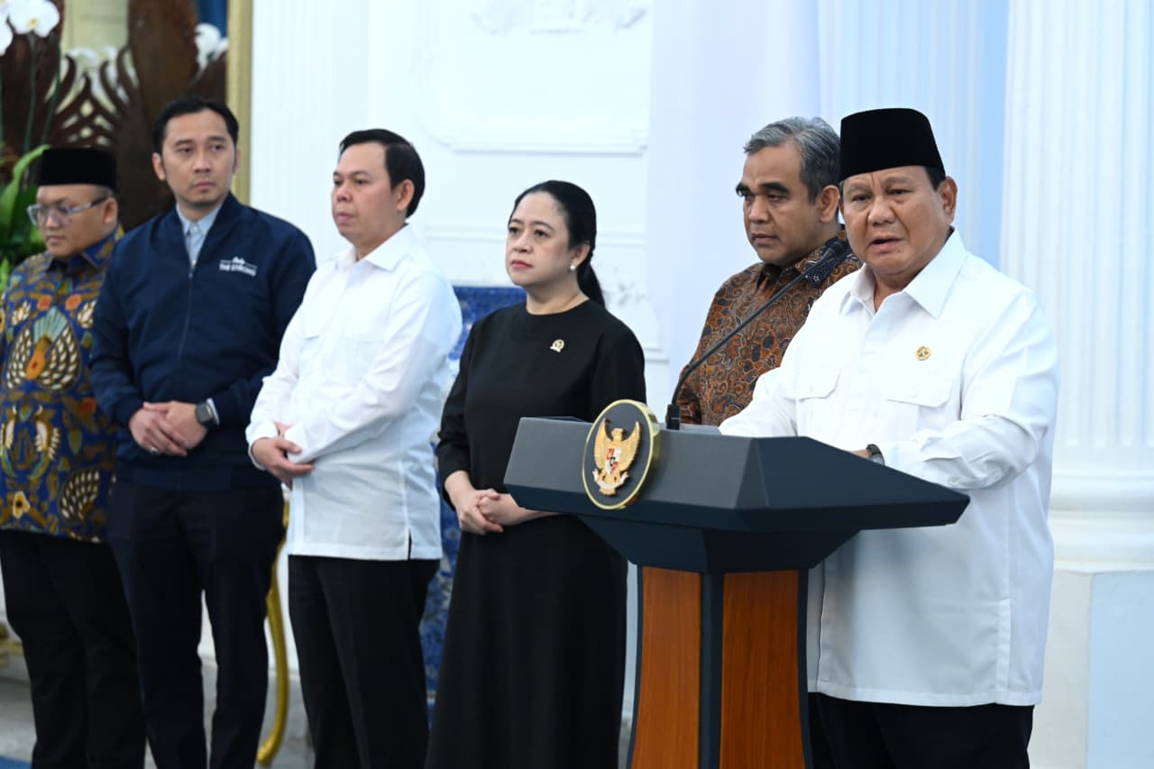 Presiden Prabowo Subianto menggelar konferensi pers didampingi oleh para Ketua Parpol di Istana Merdeka (Ashar/Foto: BiroSetpres/SinPo.id)