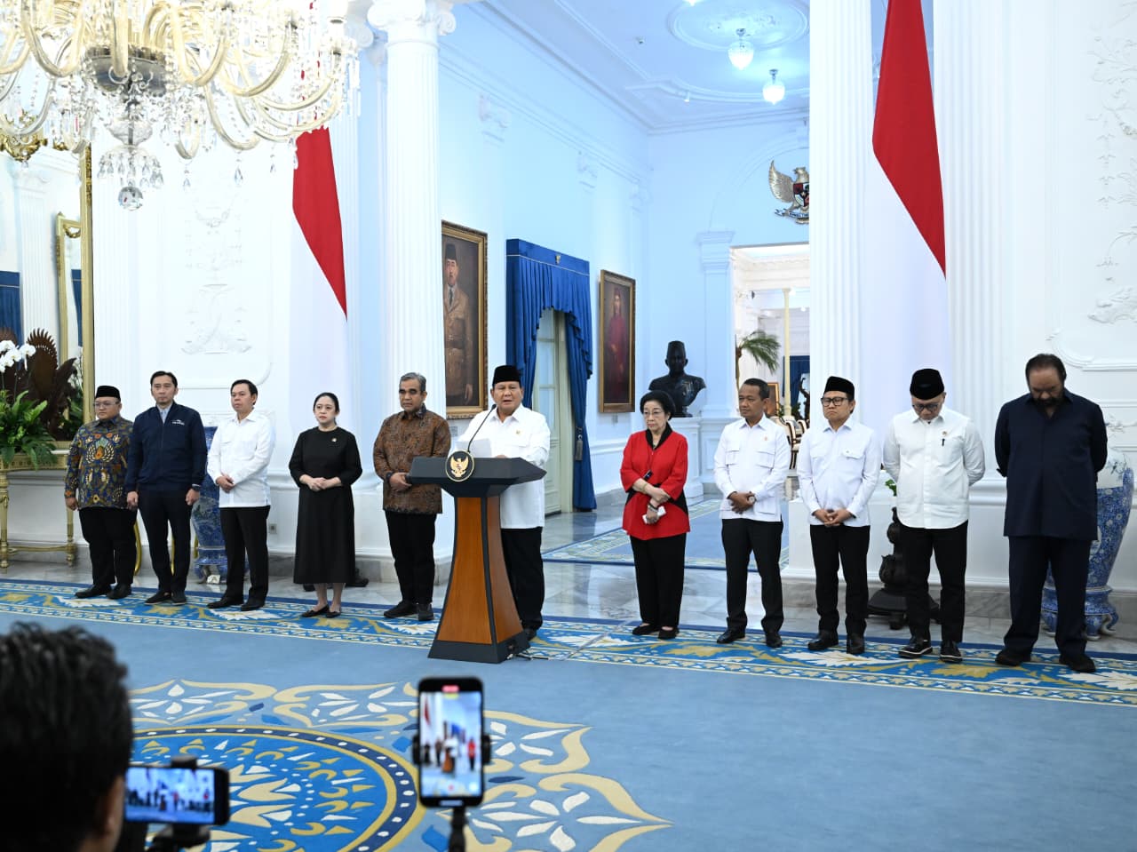Presiden Prabowo Subianto menggelar konferensi pers didampingi oleh para Ketua Parpol di Istana Merdeka (Ashar/Foto: BiroSetpres/SinPo.id)
