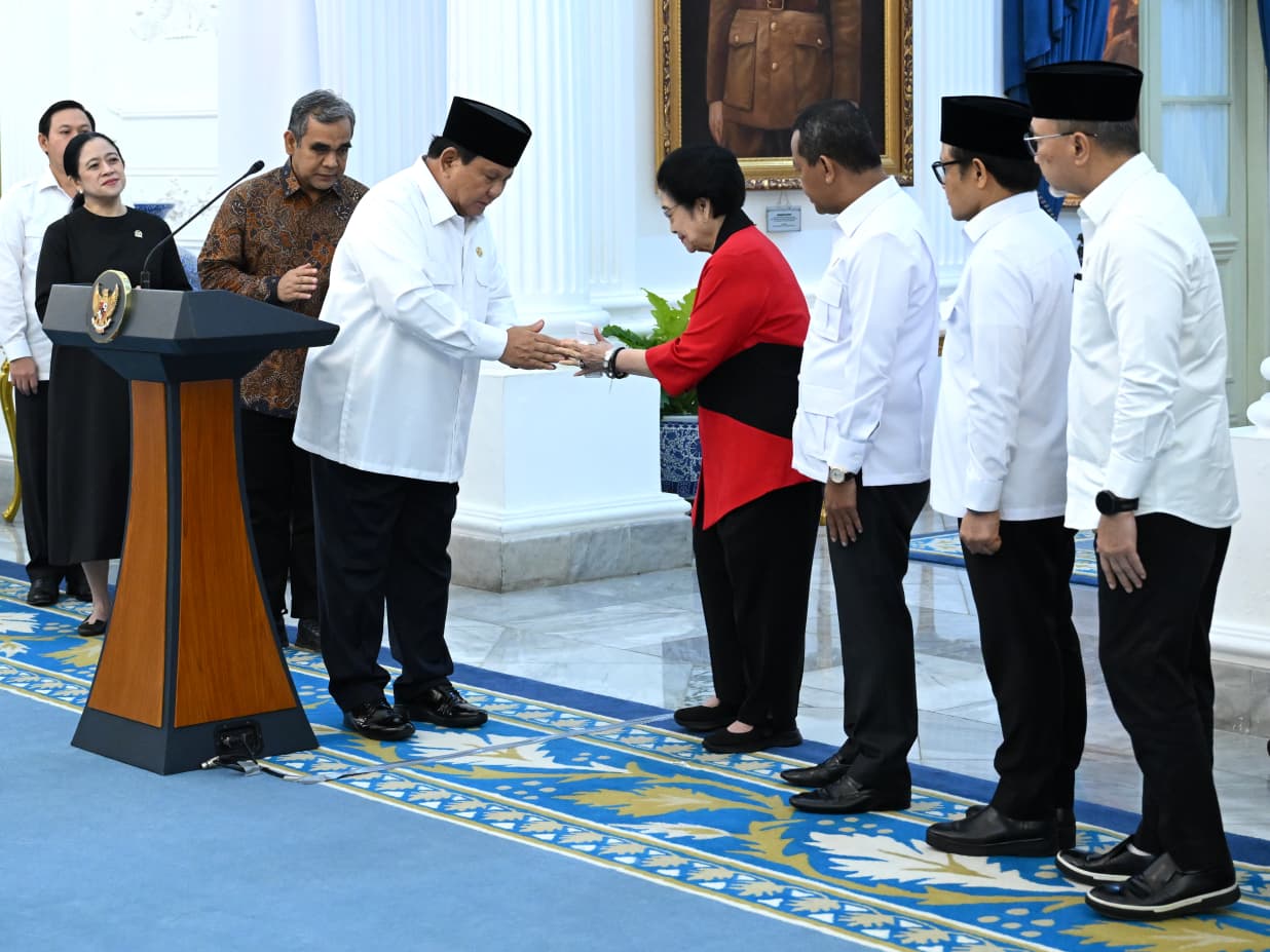 Presiden Prabowo Subianto menggelar konferensi pers didampingi oleh para Ketua Parpol di Istana Merdeka (Ashar/Foto: BiroSetpres/SinPo.id)