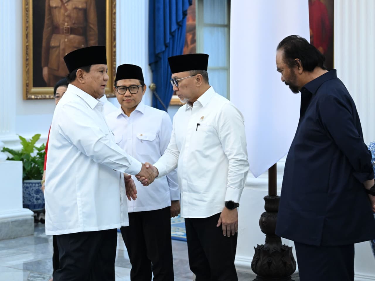 Presiden Prabowo Subianto menggelar konferensi pers didampingi oleh para Ketua Parpol di Istana Merdeka (Ashar/Foto: BiroSetpres/SinPo.id)