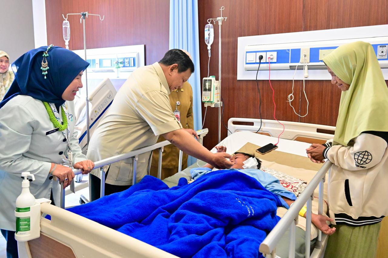 Presiden Prabowo menjenguk siswa dan guru korban insiden mobil MBG (Ashar/Foto: BiroSetpres/SinPo.id)