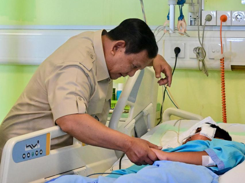Presiden Prabowo menjenguk siswa dan guru korban insiden mobil MBG (Ashar/Foto: BiroSetpres/SinPo.id)