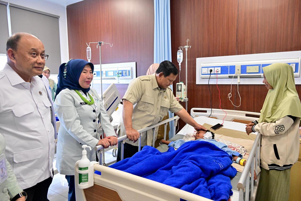Presiden Prabowo menjenguk siswa dan guru korban insiden mobil MBG (Ashar/Foto: BiroSetpres/SinPo.id)