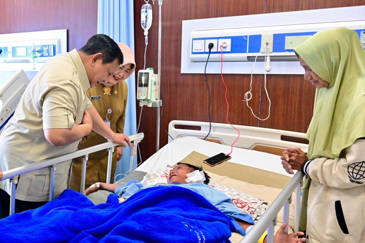 Presiden Prabowo menjenguk siswa dan guru korban insiden mobil MBG (Ashar/Foto: BiroSetpres/SinPo.id)
