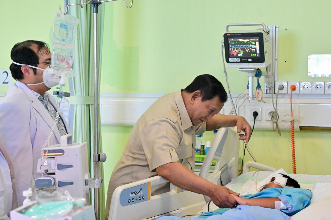 Presiden Prabowo menjenguk siswa dan guru korban insiden mobil MBG (Ashar/Foto: BiroSetpres/SinPo.id)