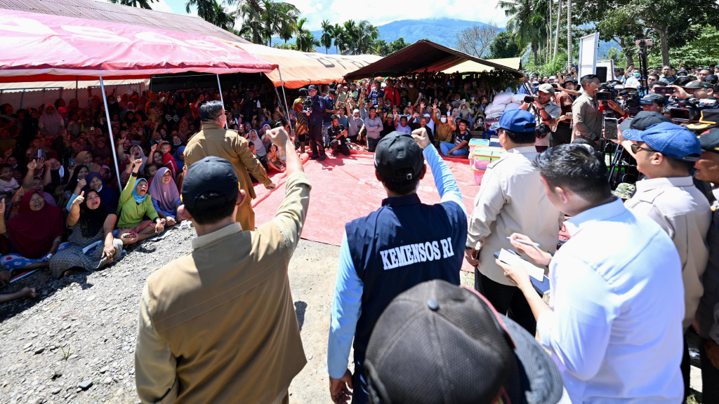 Presiden Prabowo Subianto mengunjungi para korban bencana banjir yang terjadi di Aceh dan Sumatera (Ashar/Foto: BiroSetpres/SinPo.id)