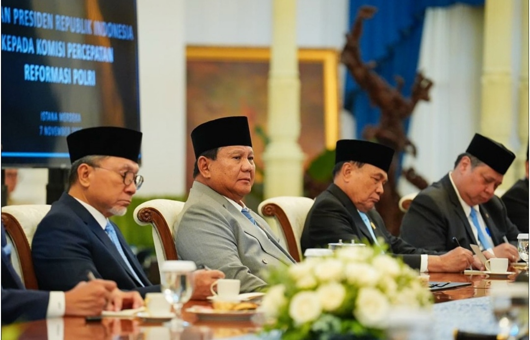 Presiden Prabowo Subianto resmi melantik Komisi Percepatan Reformasi Kepolisian di Istana Negara (Ashar/Foto:BiroSetpres/SinPo.id)