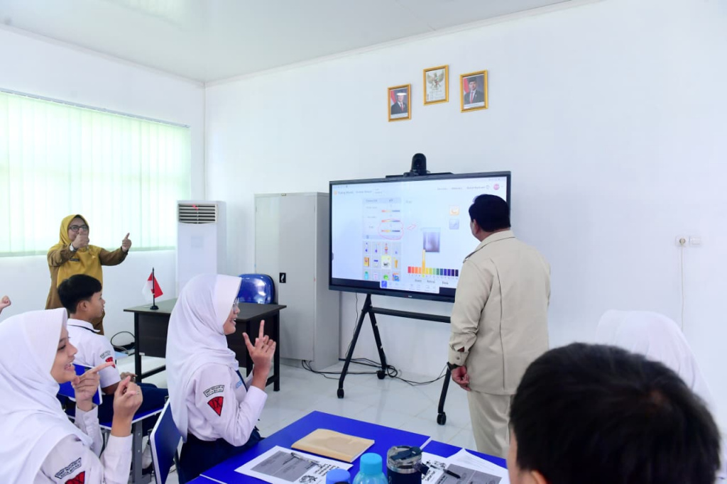 Presiden Prabowo Subianto meluncurkan digitalisasi pembelajaran (Ashar/Foto: BiroSetpres/SinPo.id)