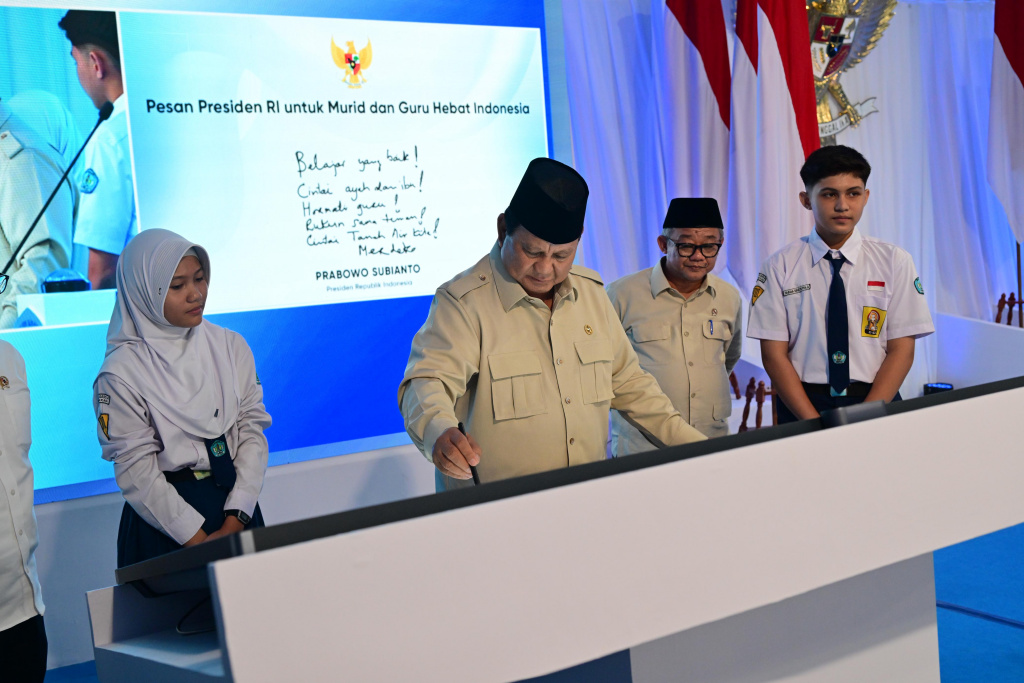 Presiden Prabowo Subianto meluncurkan digitalisasi pembelajaran (Ashar/Foto: BiroSetpres/SinPo.id)