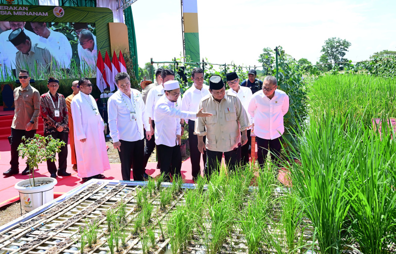 Presiden Prabowo Subianto meluncurkan Gerina (Gerakan Indonesia Menanam) di Banyuasin, Sumatera Selatan (Ashar/Foto:Muchlis Jr Biro Setpres/SinPo.id)