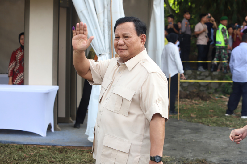 Presiden Prabowo menggunakan hak suaranya pada pilkada di TPS 08 Desa Bojong Koneng (Ashar/SinPo.id)SinPo.