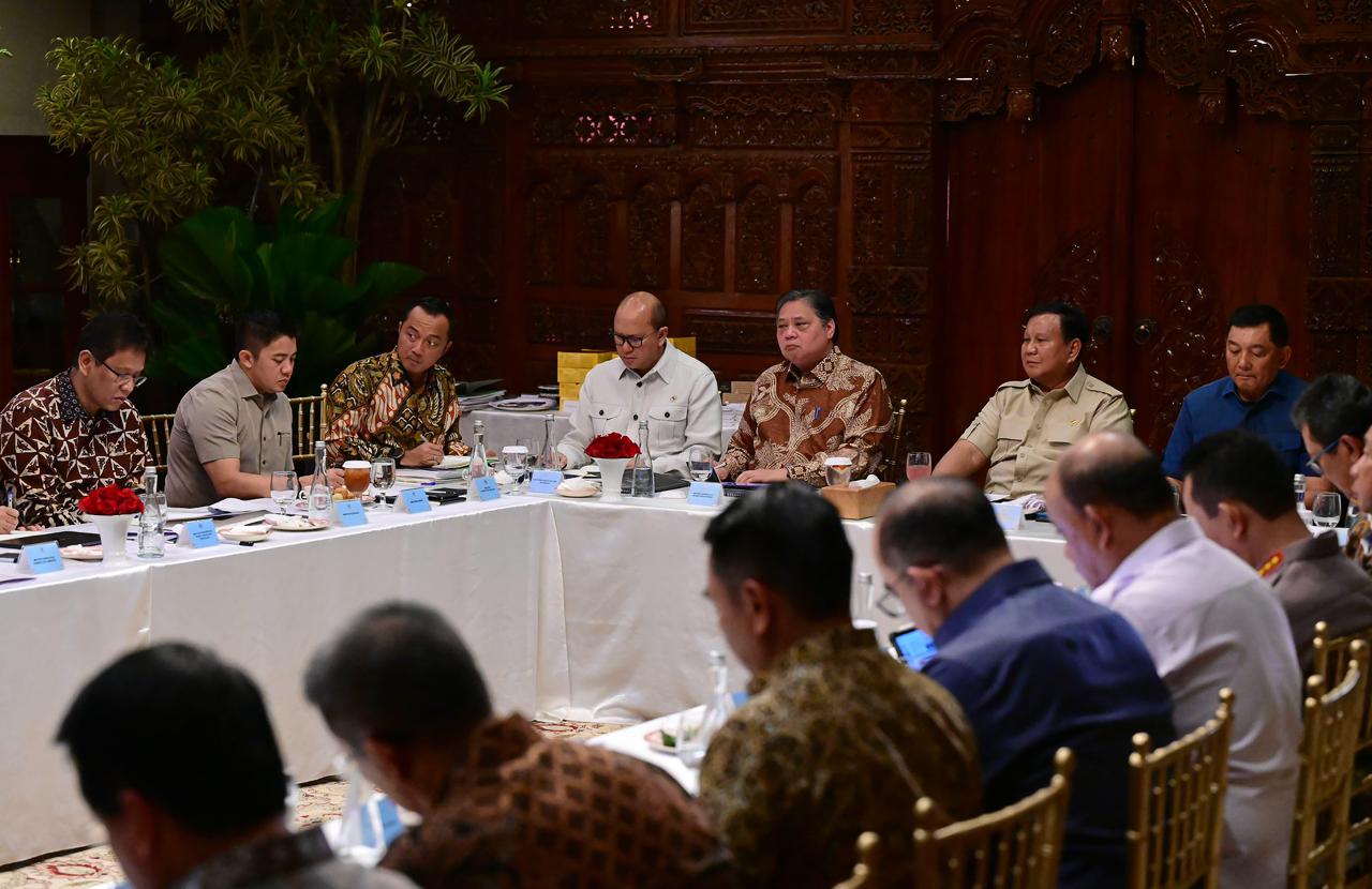 Presiden Prabowo Subianto memanggil sejumlah menteri untuk membahas Makan Bergizi Gratis,Ketahanan Pangan dan Energi (Ashar/Foto: BiroSetpres/SinPo.id)