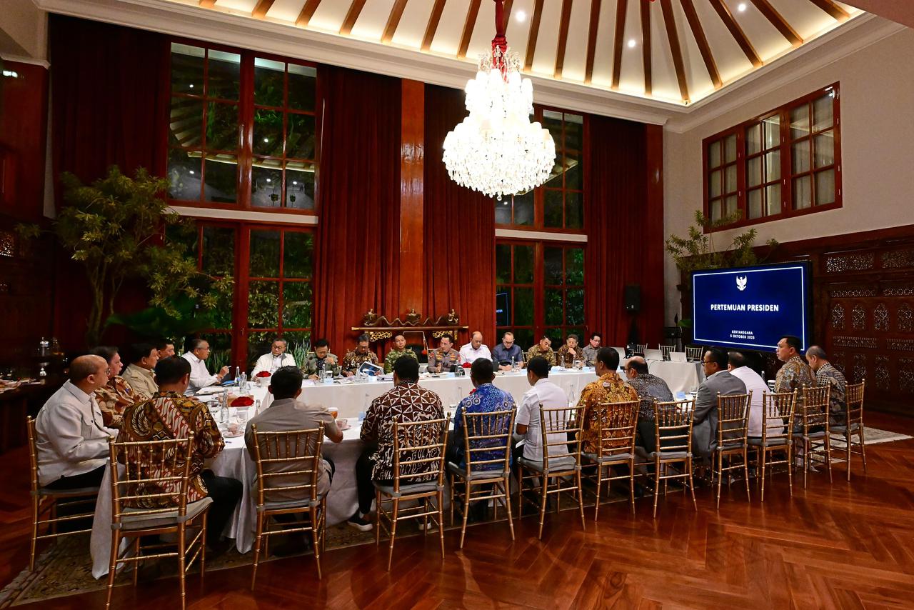 Presiden Prabowo Subianto memanggil sejumlah menteri untuk membahas Makan Bergizi Gratis,Ketahanan Pangan dan Energi (Ashar/Foto: BiroSetpres/SinPo.id)
