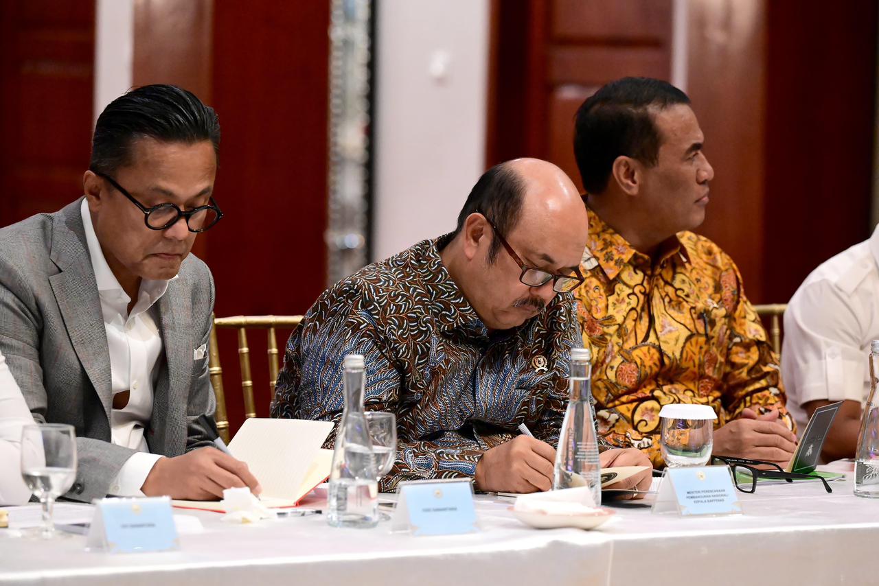 Presiden Prabowo Subianto memanggil sejumlah menteri untuk membahas Makan Bergizi Gratis,Ketahanan Pangan dan Energi (Ashar/Foto: BiroSetpres/SinPo.id)