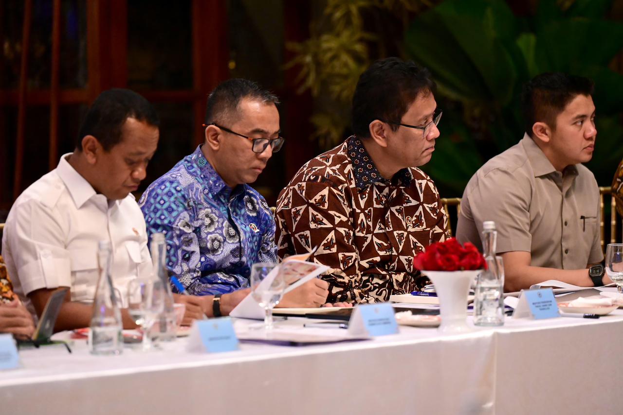 Presiden Prabowo Subianto memanggil sejumlah menteri untuk membahas Makan Bergizi Gratis,Ketahanan Pangan dan Energi (Ashar/Foto: BiroSetpres/SinPo.id)