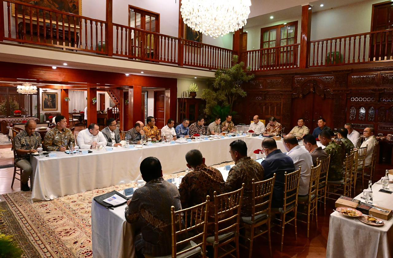 Presiden Prabowo Subianto memanggil sejumlah menteri untuk membahas Makan Bergizi Gratis,Ketahanan Pangan dan Energi (Ashar/Foto: BiroSetpres/SinPo.id)