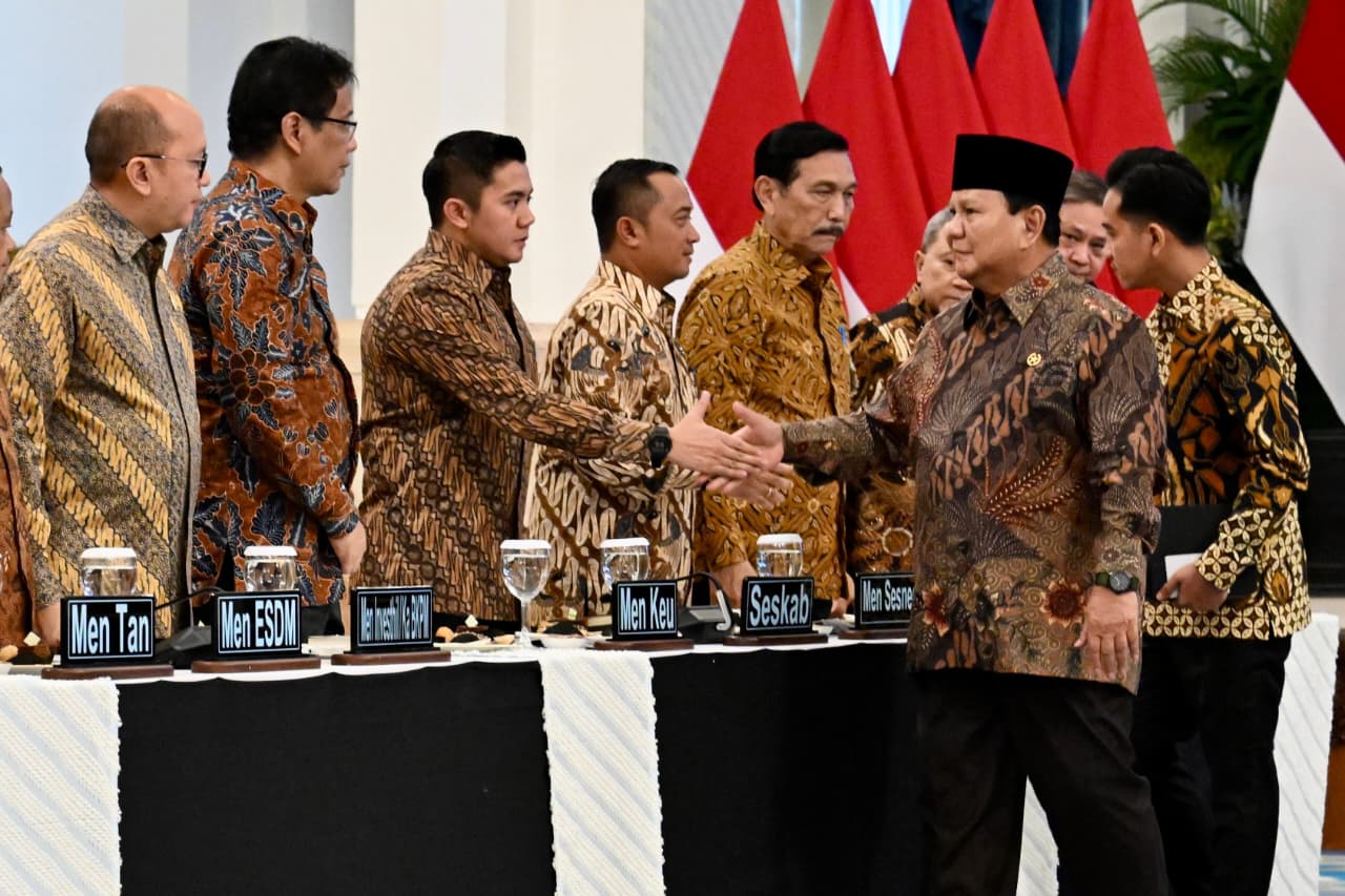 Presiden Prabowo Subianto Pimpin Sidang Kabinet Paripurna dalam satu tahun pemerintahan membahas berbagai sektor, Ekonomi,Pangan, Energi,Kemiskinan dan SDM (Ashar/Foto: BiroSetpres/SinPo.id)