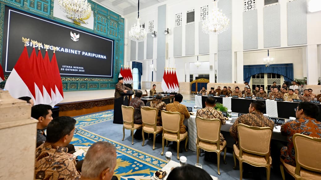 Presiden Prabowo Subianto Pimpin Sidang Kabinet Paripurna dalam satu tahun pemerintahan membahas berbagai sektor, Ekonomi,Pangan, Energi,Kemiskinan dan SDM (Ashar/Foto: BiroSetpres/SinPo.id)