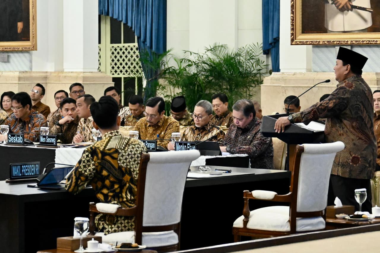 Presiden Prabowo Subianto Pimpin Sidang Kabinet Paripurna dalam satu tahun pemerintahan membahas berbagai sektor, Ekonomi,Pangan, Energi,Kemiskinan dan SDM (Ashar/Foto: BiroSetpres/SinPo.id)
