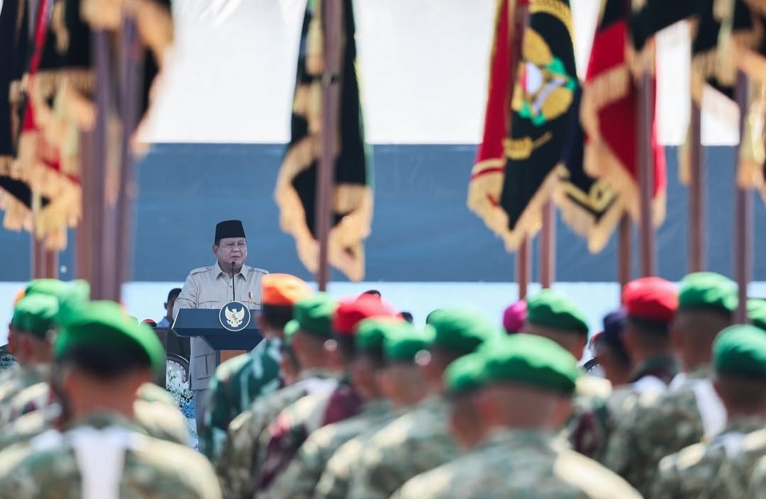 Presiden Prabowo pimpin upacara Gelar Operasional dan Kehormatan Militer di Lapangan Suparlan Pusdiklatpassus Batujajar (Ashar/Foto:BiroSetpres/SinPo.id)