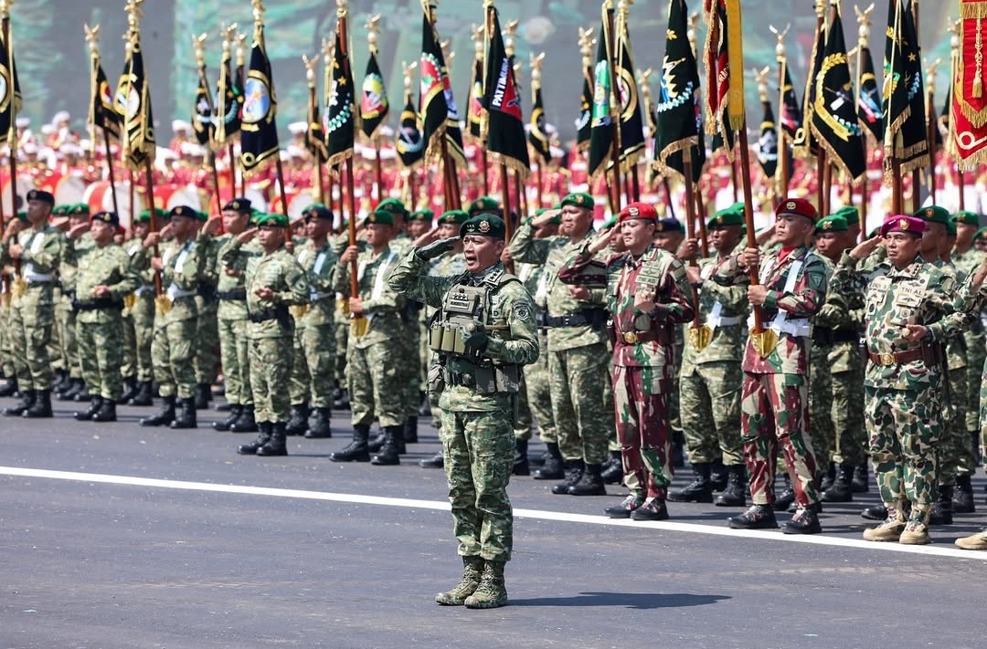 Presiden Prabowo pimpin upacara Gelar Operasional dan Kehormatan Militer di Lapangan Suparlan Pusdiklatpassus Batujajar (Ashar/Foto:BiroSetpres/SinPo.id)