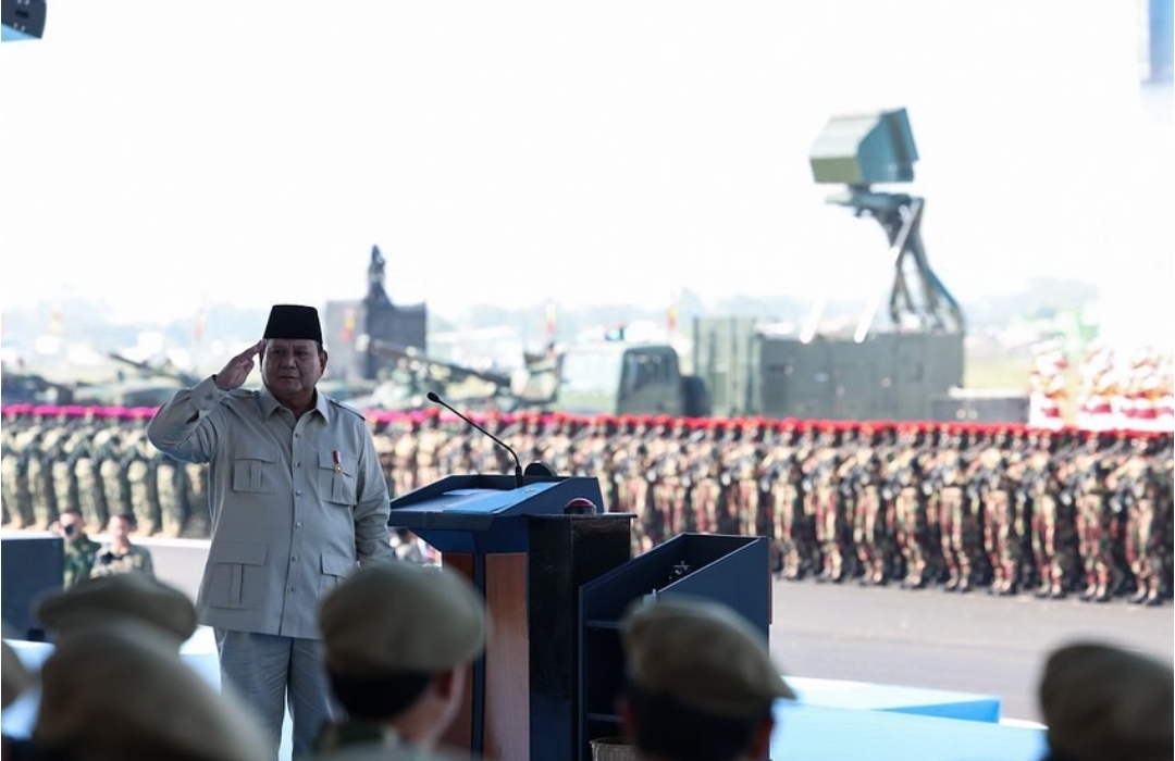 Presiden Prabowo pimpin upacara Gelar Operasional dan Kehormatan Militer di Lapangan Suparlan Pusdiklatpassus Batujajar (Ashar/Foto:BiroSetpres/SinPo.id)