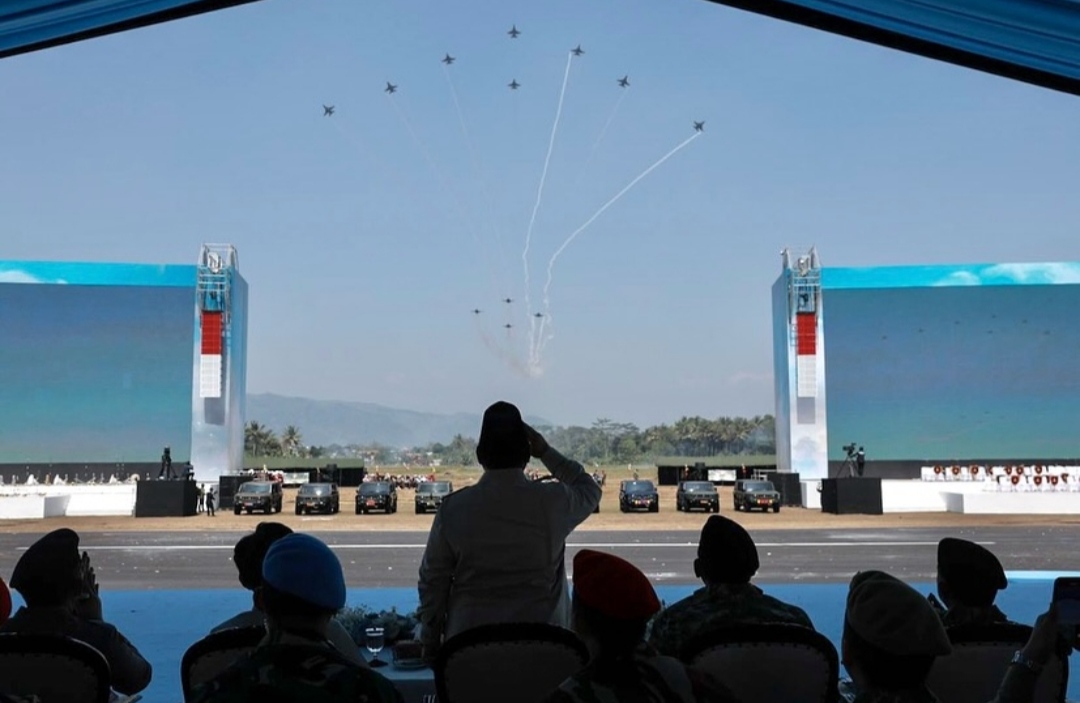 Presiden Prabowo pimpin upacara Gelar Operasional dan Kehormatan Militer di Lapangan Suparlan Pusdiklatpassus Batujajar (Ashar/Foto:BiroSetpres/SinPo.id)