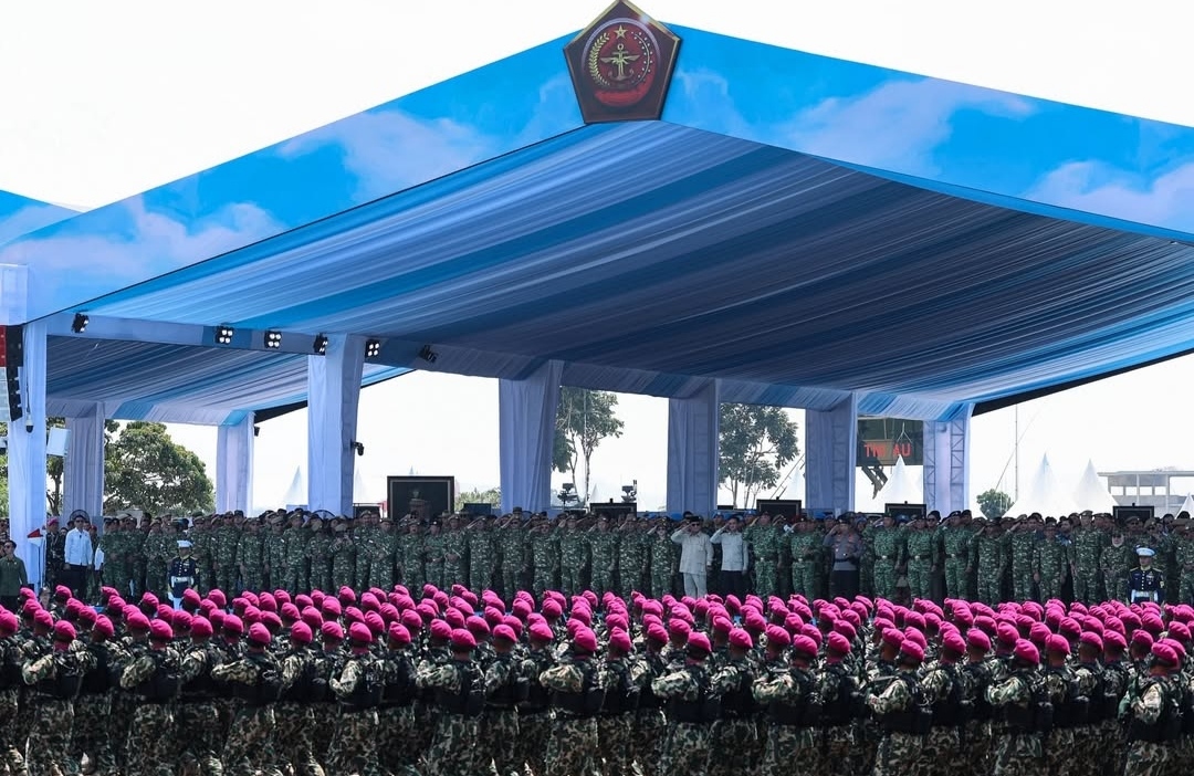 Presiden Prabowo pimpin upacara Gelar Operasional dan Kehormatan Militer di Lapangan Suparlan Pusdiklatpassus Batujajar (Ashar/Foto:BiroSetpres/SinPo.id)