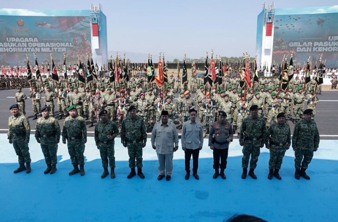 Presiden Prabowo pimpin upacara Gelar Operasional dan Kehormatan Militer di Lapangan Suparlan Pusdiklatpassus Batujajar (Ashar/Foto:BiroSetpres/SinPo.id)