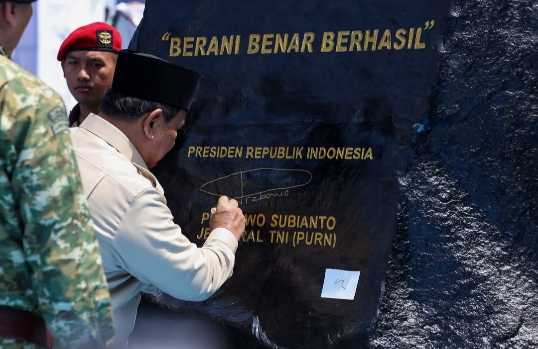 Presiden Prabowo pimpin upacara Gelar Operasional dan Kehormatan Militer di Lapangan Suparlan Pusdiklatpassus Batujajar (Ashar/Foto:BiroSetpres/SinPo.id)