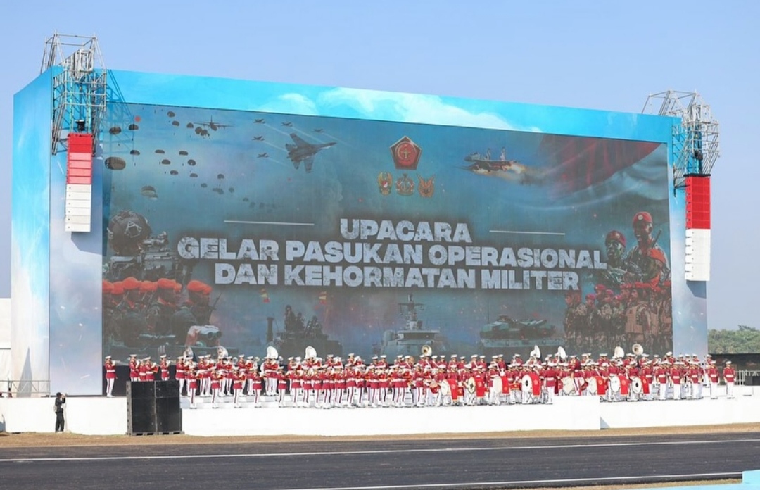Presiden Prabowo pimpin upacara Gelar Operasional dan Kehormatan Militer di Lapangan Suparlan Pusdiklatpassus Batujajar (Ashar/Foto:BiroSetpres/SinPo.id)