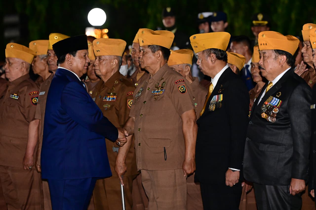 Presiden Prabowo Pimpin Upacara Peringati Hari Pahlawan di TMP Kalibata (Ashar/Foto: BiroSetpres/SinPo.id)