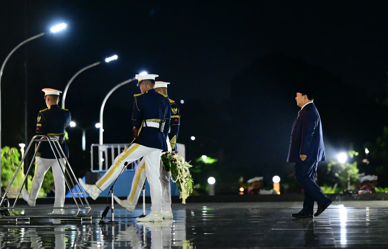 Presiden Prabowo Pimpin Upacara Peringati Hari Pahlawan di TMP Kalibata (Ashar/Foto: BiroSetpres/SinPo.id)