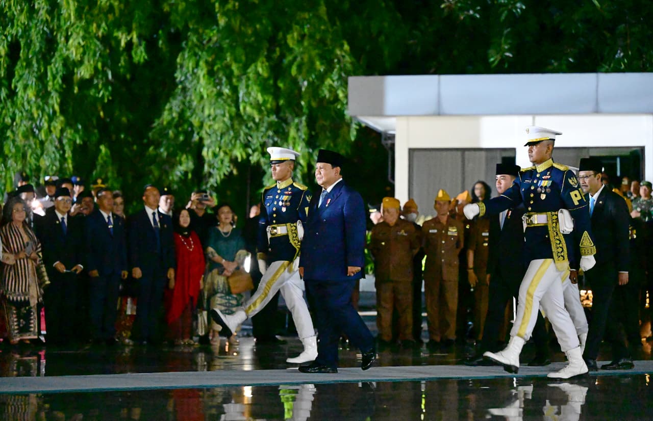 Presiden Prabowo Pimpin Upacara Peringati Hari Pahlawan di TMP Kalibata (Ashar/Foto: BiroSetpres/SinPo.id)