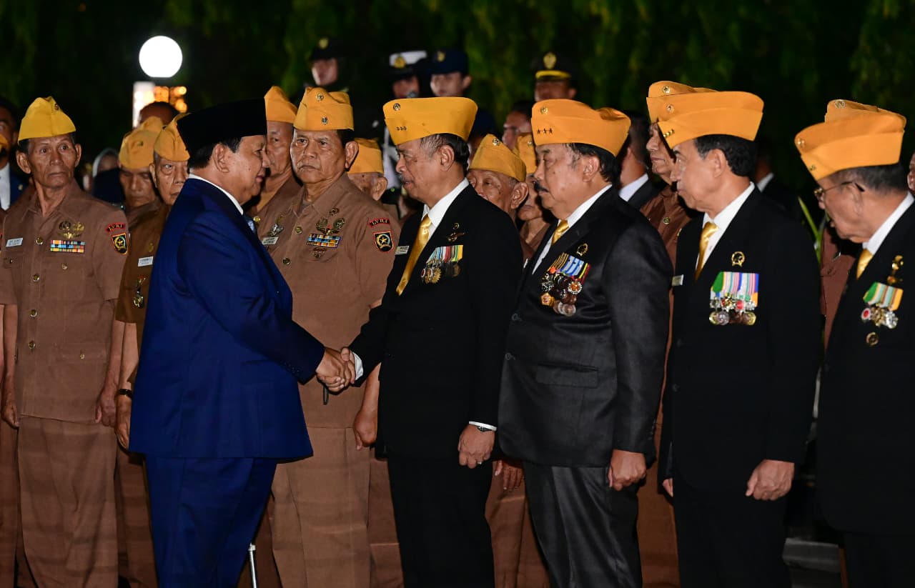 Presiden Prabowo Pimpin Upacara Peringati Hari Pahlawan di TMP Kalibata (Ashar/Foto: BiroSetpres/SinPo.id)
